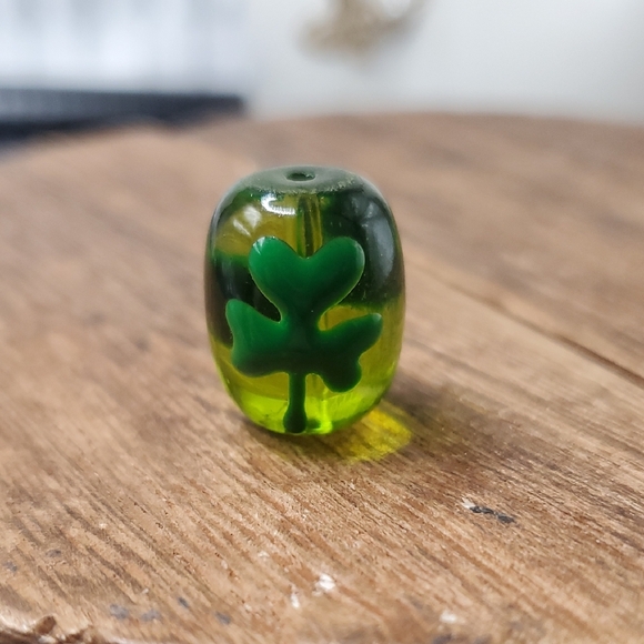 P276 Shamrock St Patricks Day Artisan Green Glass Charm Unique - Picture 1 of 2
